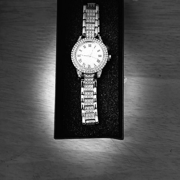 New Women’s luxury Rhinestone Quartz Watch - Picture 4 of 4